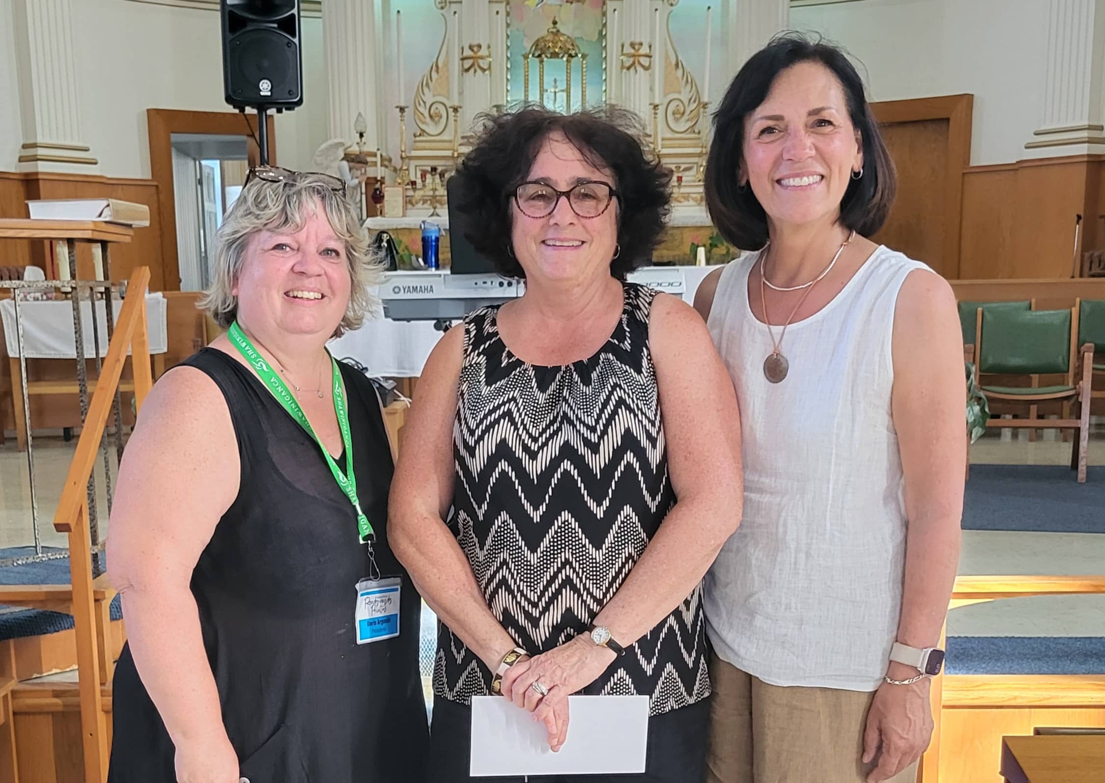 photo coup de coeur public no 1 Coup de coeur du public : Sur la photo nous retrouvons de gauche a droite : doris argouin présidente du CA, Josée Tellier artiste gagnante et Manon Tétreault présidente artistique.